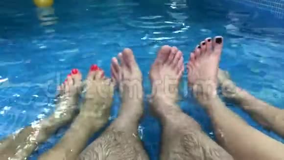 快乐的一群年轻朋友在夏天的时候在游泳池边闲逛聊天泳池里的腿视频的预览图