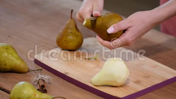 女人剥梨做甜点在桌子上视频的预览图
