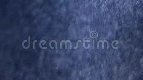 神秘的蓝色飞尘或特殊的雪覆盖背景视频的预览图