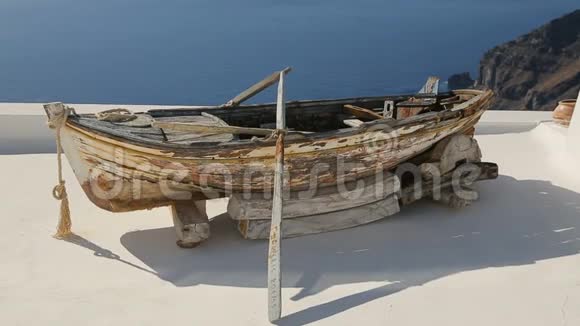 奥亚镇屋顶上的老船游览圣托里尼岛视频的预览图