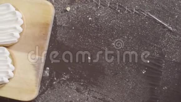 一个糖果手在馅饼上燃烧着瑞士奶油视频的预览图