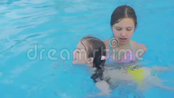 女孩教她妹妹游泳视频的预览图