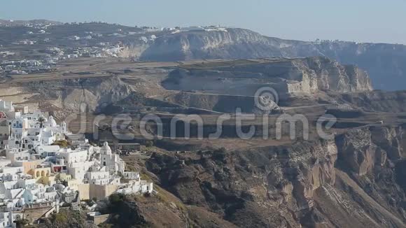 菲拉镇位于火山岛上前往桑托里尼空中全景视频的预览图