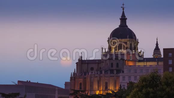 马德里Almudena大教堂雄伟的圆顶西班牙视频的预览图