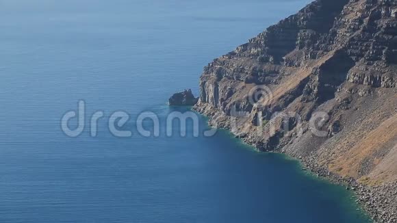 无尽的深蓝色爱琴海与希腊的旋风岛的奇妙海景视频的预览图