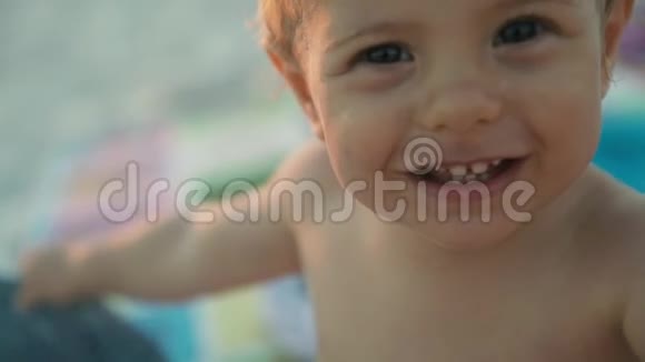 一个小可爱的孩子在夏天的海滩上微笑50fps慢动作暑假佛罗里达男孩肖像视频的预览图