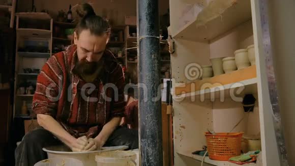 职业男性陶工在陶工车轮上使用粘土视频的预览图
