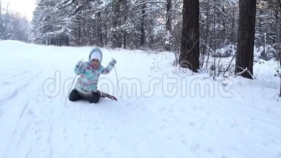 女孩正在学习滑雪跌倒后站起来她在松软的雪地里慢慢地滑上滑雪板美好的一天视频的预览图