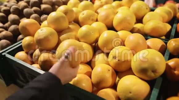 白种人女人在超市买新鲜的柑橘类水果消费主义销售有机保健概念视频的预览图