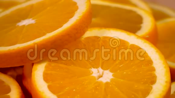 马可拍摄橙色水果并旋转特写肉柑橘橙自然背景视频的预览图