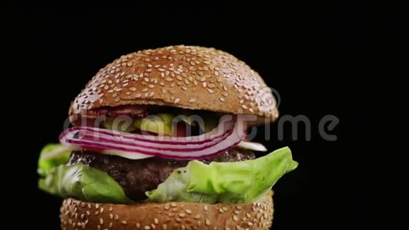 美味的汉堡和芝麻面包视频的预览图