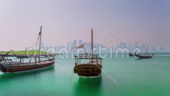 卡塔尔多哈船只在阳光明媚的一天波斯湾中东视频的预览图
