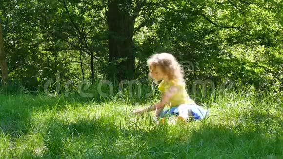 在阳光明媚的日子里玩耍的小女孩在公园里享受温暖的夏天天气户外活动女童选择绿色视频的预览图