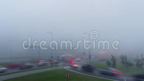 早晨的交通堵塞在雾中时间流逝视频的预览图