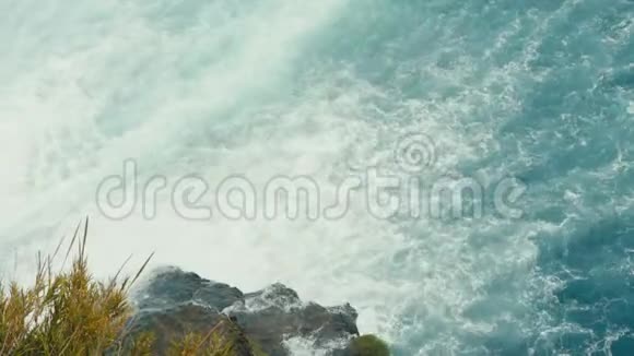 一条巨大的瀑布流入大海视频的预览图