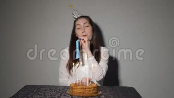 一个女人独自庆祝节日他独自坐在一张桌子旁桌上放着蛋糕和蜡烛视频的预览图