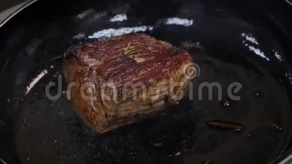 大牛排是在餐厅厨房的煎锅里用特写镜头炸出来的视频的预览图