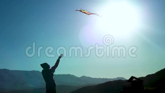 一位年轻女子在高山和冰川的田野里放风筝视频的预览图