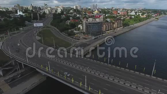 大城市屋顶桥梁河流和街道的精彩景观视频的预览图