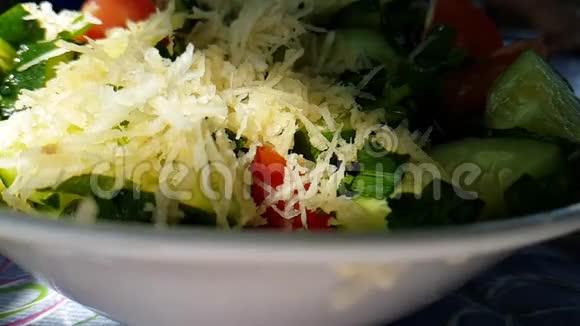 黄瓜色拉芹菜准备新鲜的开胃番茄慢镜头视频的预览图