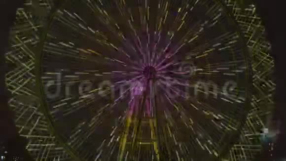 摩天轮的时差旋转从彩色的灯光中留下发光的痕迹视频的预览图