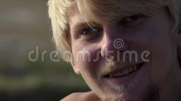 一个长着邋遢胡子的快乐金发男人的特写镜头视频的预览图