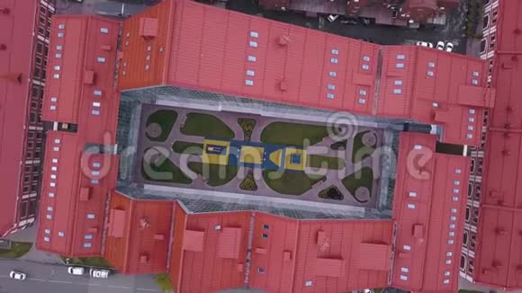建筑中心开放空间的俯视图剪辑在有红色屋顶的闭环建筑中心开放的地方放松视频的预览图