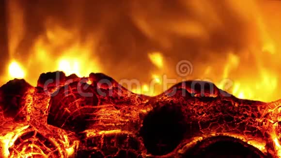 在电壁炉中特写明亮燃烧的火焰和原木视频的预览图