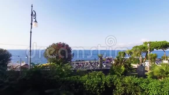 鸟瞰船抵达后与游客在港湾海运索伦托市旅游概念vaca视频的预览图