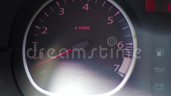 汽车里的转速表会对加速踏板产生反应视频的预览图
