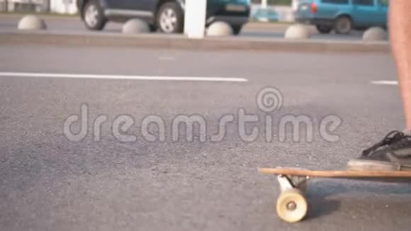 街头滑板车的特写视频的预览图
