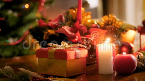 特写4k视频的红色礼盒蜡烛和圣诞树冬季庆典和假日的完美背景视频的预览图