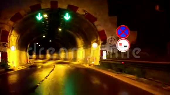 汽车在隧道里行驶视频的预览图