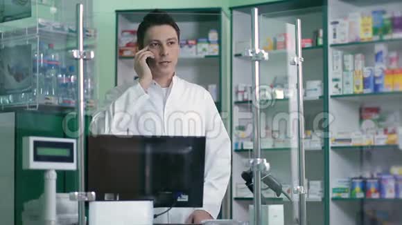 男性药剂师在药房打电话沟通视频的预览图
