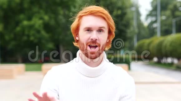 好的签名由带红色头发的兴奋男人做手势户外视频的预览图