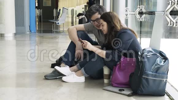 年轻夫妇正在瓦伦西亚机场等待航班侧视视频的预览图