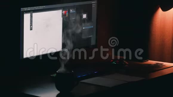 桌面自由职业者彩色鼠标和键盘热咖啡灯29英寸显示器视频的预览图