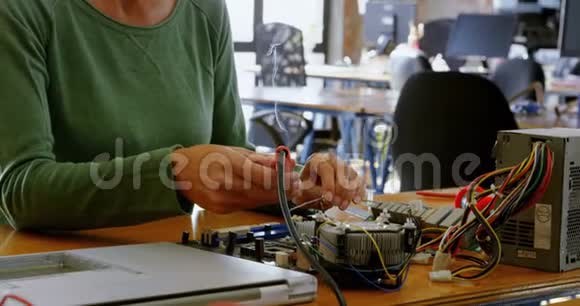 女电气工程师焊接电路板4k视频的预览图