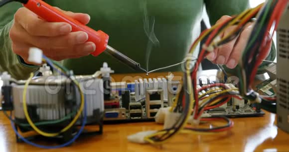 女电气工程师焊接电路板4k视频的预览图