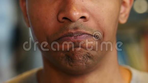 美国黑人男子脸嘴唇反应视频的预览图