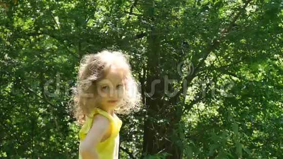 金发碧眼的小女孩近景画像在镜头中的镜头下她的头发在闪烁露出舌头视频的预览图