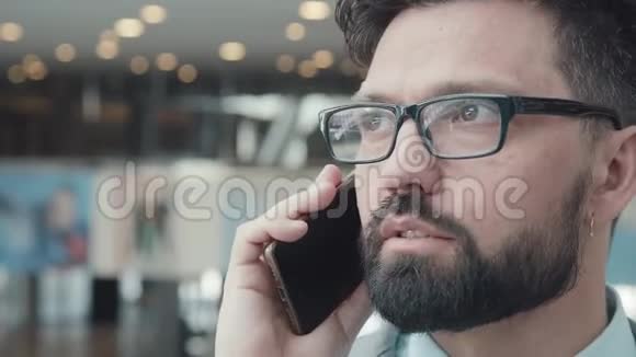 戴眼镜留胡子的帅哥接电话视频的预览图