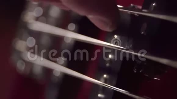 弦乐吉他手弹低音视频的预览图