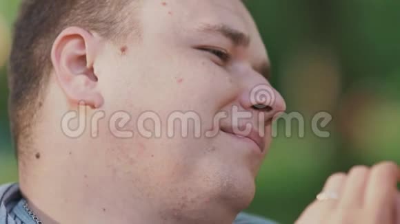 夏天在草地上浪漫的情侣相爱的女孩的手触摸着那家伙的脸接吻温柔这就是视频的预览图