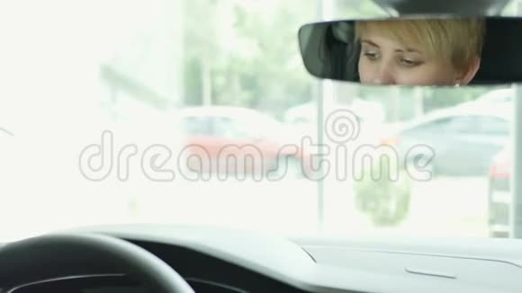 一个女人车里照镜子的肖像视频的预览图
