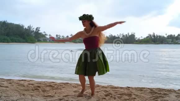 夏威夷草裙舞女服装舞视频的预览图