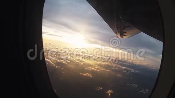 专业跳伞运动员从飞机舷窗拍摄多云的天空日落体育运动视频的预览图