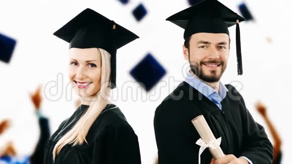 毕业典礼上穿长袍的大学毕业生快乐视频的预览图