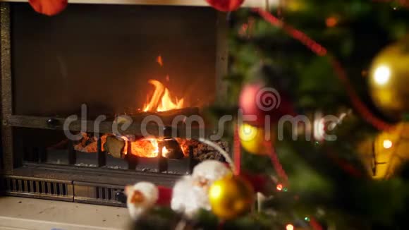 特写4k镜头燃烧的火焰棕榈和圣诞树闪烁着五颜六色的灯光视频的预览图