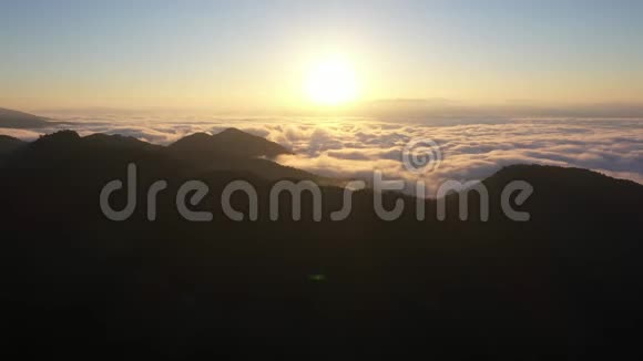 在泰国清迈用云海在山上鸟瞰日出视频的预览图